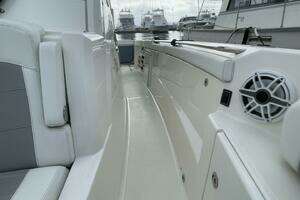 2021 Pursuit S 328 Sport thumbnail 10