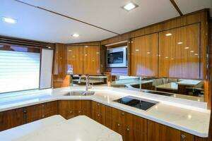2020 Viking 72 Convertible thumbnail 10