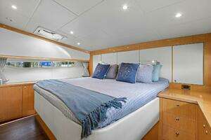 2018 Mares 47 Outboard Express Catamaran thumbnail 4