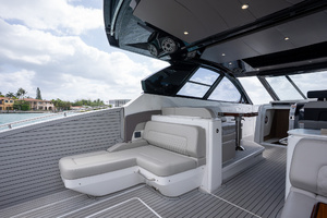 2024 Cruisers Yachts 50 GLS thumbnail 29