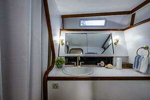 1985 Gulfstar 44 Motor Yacht thumbnail 25