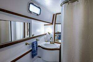 1985 Gulfstar 44 Motor Yacht thumbnail 31