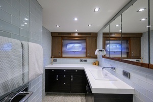 2013 Hatteras 80 Motor Yacht thumbnail 25