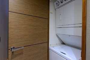 2013 Hatteras 80 Motor Yacht thumbnail 18
