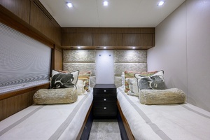 2013 Hatteras 80 Motor Yacht thumbnail 39