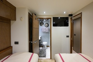 2013 Hatteras 80 Motor Yacht thumbnail 35