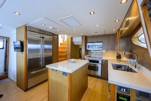 2013 Hatteras 80 Motor Yacht thumbnail 14