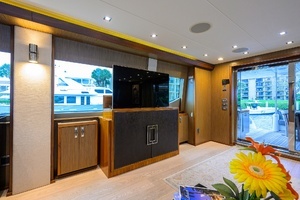 2013 Hatteras 80 Motor Yacht thumbnail 8