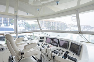 2013 Hatteras 80 Motor Yacht thumbnail 54