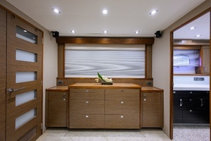 2013 Hatteras 80 Motor Yacht thumbnail 22