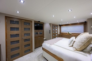 2013 Hatteras 80 Motor Yacht thumbnail 21