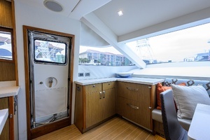 2013 Hatteras 80 Motor Yacht thumbnail 16