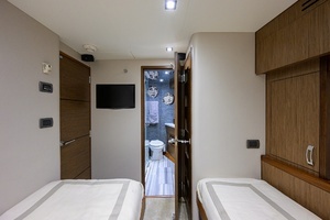 2013 Hatteras 80 Motor Yacht thumbnail 40