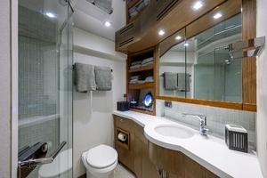 2013 Hatteras 80 Motor Yacht thumbnail 31