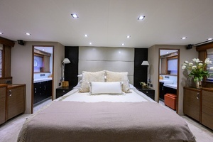 2013 Hatteras 80 Motor Yacht thumbnail 19