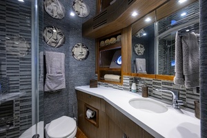 2013 Hatteras 80 Motor Yacht thumbnail 41