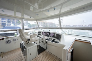 2013 Hatteras 80 Motor Yacht thumbnail 53
