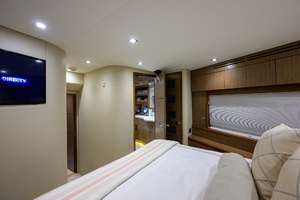 2013 Hatteras 80 Motor Yacht thumbnail 30