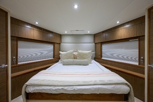 2013 Hatteras 80 Motor Yacht thumbnail 29