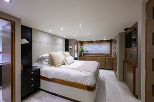 2013 Hatteras 80 Motor Yacht thumbnail 20