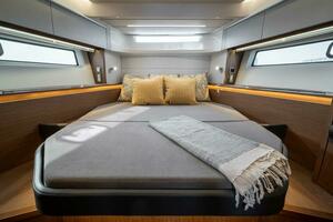 2026 Beneteau Antares 12 Coupe thumbnail 8