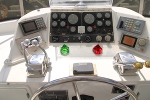 1995 Jefferson 52 Rivanna Cockpit MY thumbnail 25