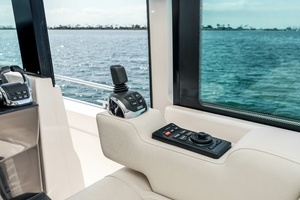 2016 Tiara Yachts Q44 thumbnail 15