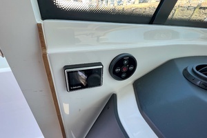 2020 Axopar 28 Cabin thumbnail 30