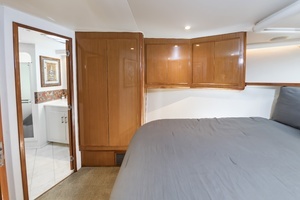2000 Viking Cockpit Sport Yacht thumbnail 43