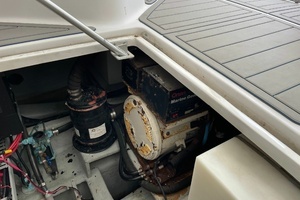 1998 Mainship 350 Trawler thumbnail 19