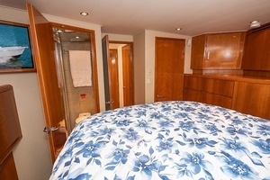 2001 Hatteras 60 Convertible thumbnail 35