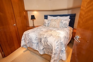 2001 Hatteras 60 Convertible thumbnail 27