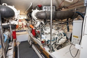 2001 Hatteras 60 Convertible thumbnail 42