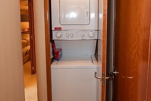 2001 Hatteras 60 Convertible thumbnail 39