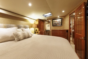 2005 Viking 61 Convertible thumbnail 8