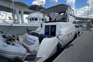 2004 Meridian 459 Aft Cabin Cockpit Motor Yacht thumbnail 9