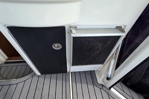 2004 Meridian 459 Aft Cabin Cockpit Motor Yacht thumbnail 32