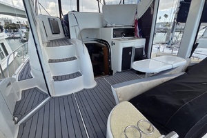 2004 Meridian 459 Aft Cabin Cockpit Motor Yacht thumbnail 12