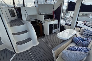 2004 Meridian 459 Aft Cabin Cockpit Motor Yacht thumbnail 16