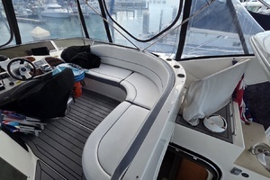 2004 Meridian 459 Aft Cabin Cockpit Motor Yacht thumbnail 24
