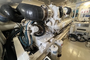 Viking 52 LET IT RAIN - Engine Room