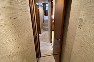 Viking 52 LET IT RAIN - Companionway