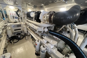 Viking 52 LET IT RAIN - Engine Room