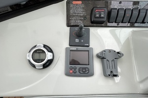 2010 Sea Ray 390 Sundancer thumbnail 9