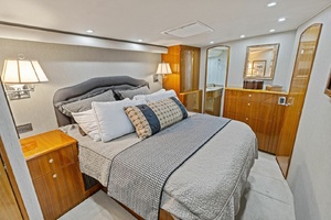 2008 Viking 68 Skybridge 