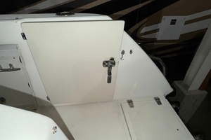 2001 Boston Whaler 26 Conquest thumbnail 12