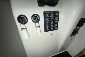 2001 Boston Whaler 26 Conquest thumbnail 24