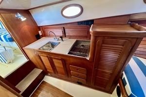 1995 Hinckley Picnic Boat 36 Classic thumbnail 9