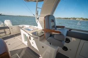 Boston Whaler 380 Realm -