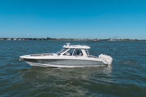 Boston Whaler 380 Realm -